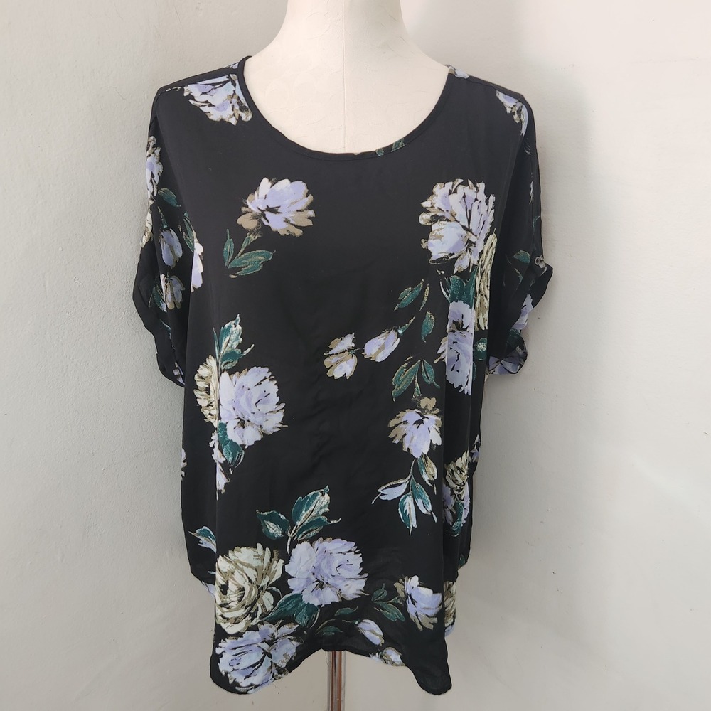 Maurices Women Black Lavender Floral Short Sleeve Zip Back Blouse 1X Plus Size